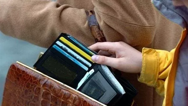 الأخذ من مال الزوج