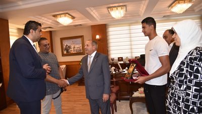 محافظ بورسعيد يكرم الحاصل على المركز الأول ببطولة العالم للكونغوفو| صور 