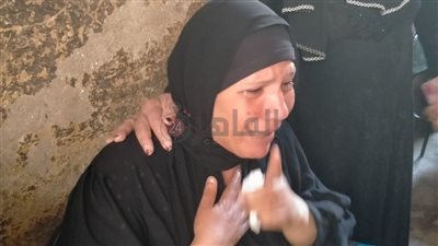 والدة مريم المتوفاة أثناء تجهيزها لعملية جراحية بالمنوفية: بنتي دخلت العملية علشان زمايلها بيتريقوا على مشيتها