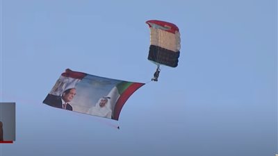 صورة السيسي وبن زايد تزين علم مصر خلال حفل تخرج دفعة جديدة من الكليات العسكرية