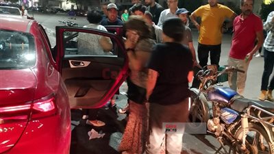 سيارة ملاكي تدهس شابين أمام حديقة ابن سندر بالزيتون| صور