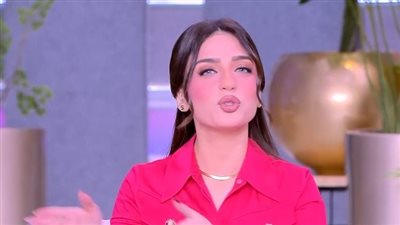 ياسمين عز تنصح السيدات: لو زوجك بيحب الكورة العبي معاه في الصالون وأقفيله حارس مرمى