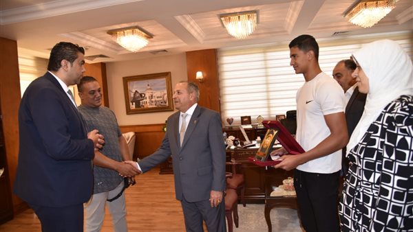 محافظ بورسعيد يكرم