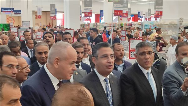 وزير التموين يفتتح