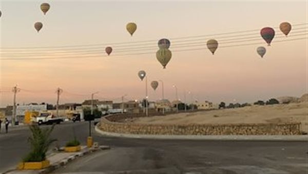 البالون الطائر بسماء