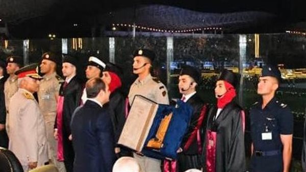 الرئيس السيسي يكرم