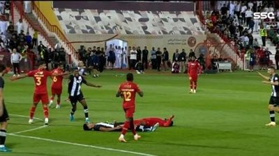لاعب يبلع لسانه في مباراة الشباب وضمك بالدوري السعودي