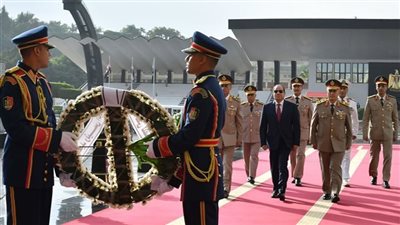  السيسي يضع أكاليل الزهور على قبر الجندي المجهول.. ويترأس اجتماع المجلس الأعلى للقوات المسلحة | فيديو 