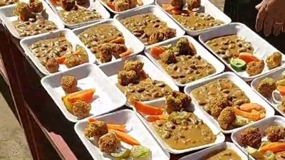 المطبخ مفتوح طول السنة.. الحاجة عزيزة تقدم وجبات طعام بالمجان للمحتاجين بإمبابة | بث مباشر