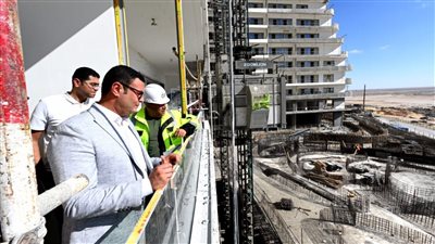 وزير الإسكان يوجه بسرعة إنهاء تشطيب أبراج الداون تاون والمرحلة الأولى من بحيرات العلمين 