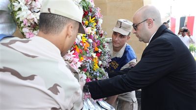 محافظ بني سويف يضع إكليلا من الزهور على النصب التذكاري للشهداء احتفالا بذكرى أكتوبر