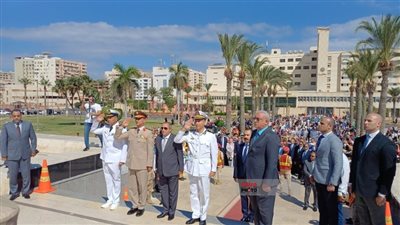 محافظ بورسعيد يضع إكليلا من الزهور على قبر الجندي المجهول | صور  