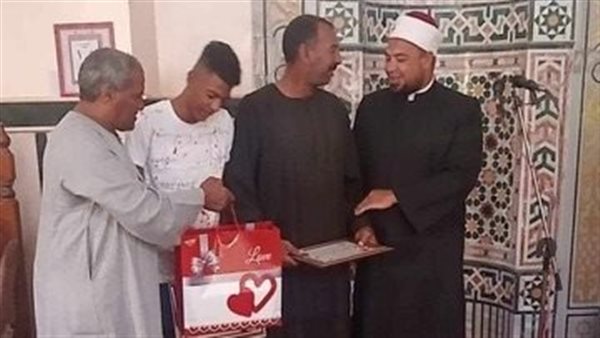 أمام مسجد يكرم شابا