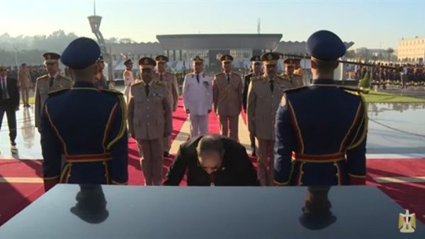 السيسي يضع إكليلًا