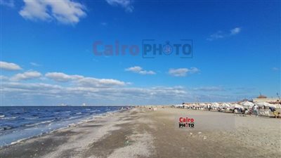 إجازة 6 أكتوبر.. زحام شديد من المواطنين على شاطئ بورسعيد 