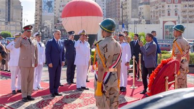 محافظ الإسكندرية يضع إكليلا من الزهور على النصب التذكاري لشهداء أكتوبر