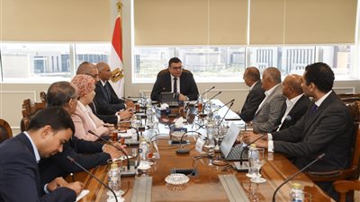 وزير الإسكان يوجه بمتابعة تشغيل وصيانة منظومة النقل الداخلى والخارجى بالمدن الجديدة