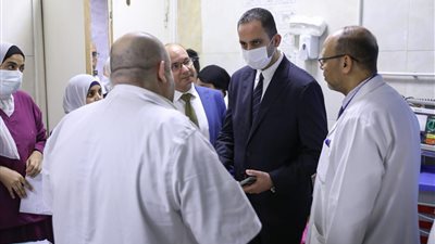 نائب وزير الصحة يتفقد مستشفى المنيرة العام ويوجه بصرف مكافأة مالية للأطباء