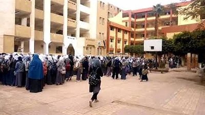 ناموا على ضهرهم ومشي عليهم.. اتهام معلم بمعاقبة تلاميذه بطريقة شنيعة في مدرسة بمدينة نصر 
