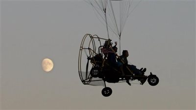 إسرائيليون يبلغون عن وجود طائرات شراعية بالمستوطنات.. والسلطات تطالبهم بالتزام منازلهم