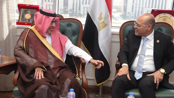 وزير العمل مع السفير