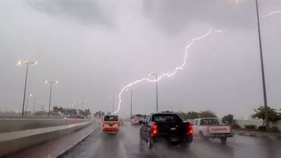 طقس السعودية.. أمطار غزيرة وسيول وصواعق تجتاح جنوب المملكة