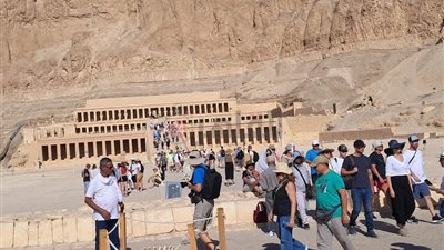 المرشدين السياحيين: يجب التنبيه على الزائرين بعدم استخدام الفلاش أو ملامسة الجدران بالمقابر الأثرية