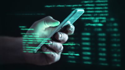 أكواد ورموز غريبة.. حالة من الذعر بين اللبنانيين بسبب هواتفهم المحمولة