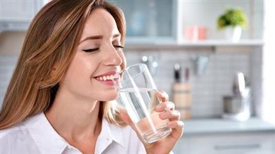 أضرار الإفراط في شرب الماء.. احذر منها