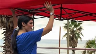 بعد تدمير منزلها في الحرب.. صانعة محتوى فلسطينية تضع خيمة لإحدى النازحات على الطريق العام