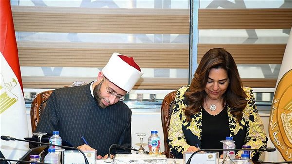 جانب من التوقيع