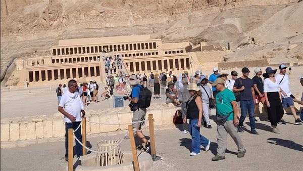  إقبال كبير من السائحين