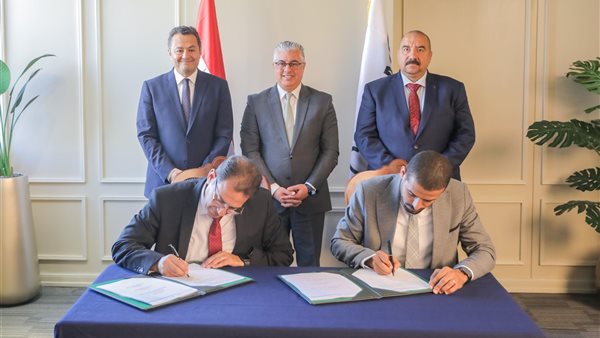 جانب من التوقيع