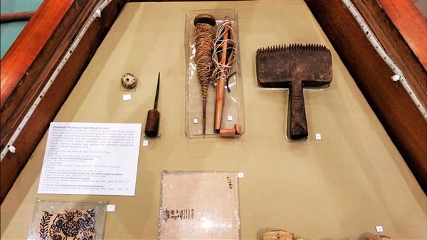 مجموعة من أدوات النسيج