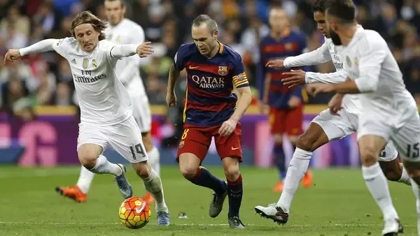 إنييستا مع لاعبي