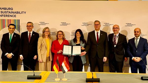 جانب من توقيع المنحة