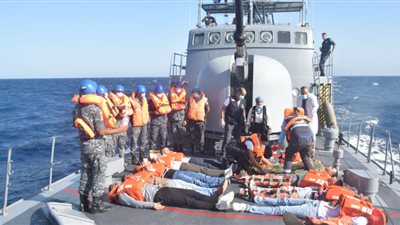مركز البحث والإنقاذ بوزارة الدفاع ينفذ التجربة مصر - 10 لمحاكاة إنقاذ عبارة تعرضت للغرق