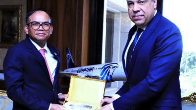 وزير الطيران المدني يبحث مع سفير كمبوديا توقيع اتفاقية نقل جوي بين البلدين 