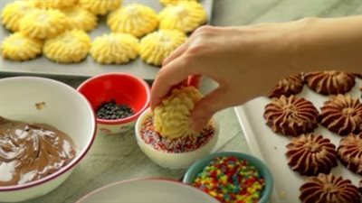 عجينة الكيس غير الماكينة.. طريقة عمل البيتيفور بالكوب دون أخطاء