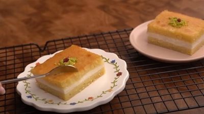 طريقة عمل البسبوسة بالقشطة الأصلية.. البيض سر نجاحها ونوع السميد