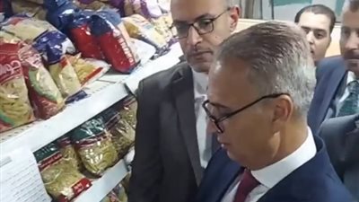 رئيس جهاز حماية المستهلك يجري حملة لرصد مخالفات المحال التجارية بشارع شبرا| بث مباشر 