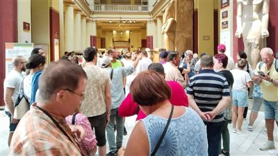 تزامنًا مع الموسم الشتوي.. إقبال كبير من السائحين على زيارة المتحف المصري بالتحرير| صور 