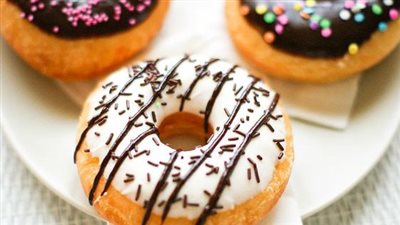 عجينة غنية| مقادير الدونات الهشة وطريقة تحضيرها.. وصفات كلاسيكية أصلية