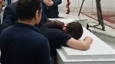 حاضنة الجثمان وبتعيط.. انهيار شقيقة مينا موسى ممرض المنيا | فيديو