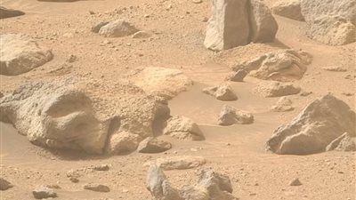 علماء ناسا يكتشفون صخرة غريبة على المريخ لا تنتمي للكوكب.. ما القصة ؟
