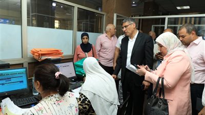 محافظ الجيزة يتابع انتظام العمل بالمراكز التكنولوجية.. ويستمع لآراء المواطنين حول سرعة البت في طلبات التصالح