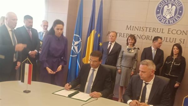 جانب من التوقيع 