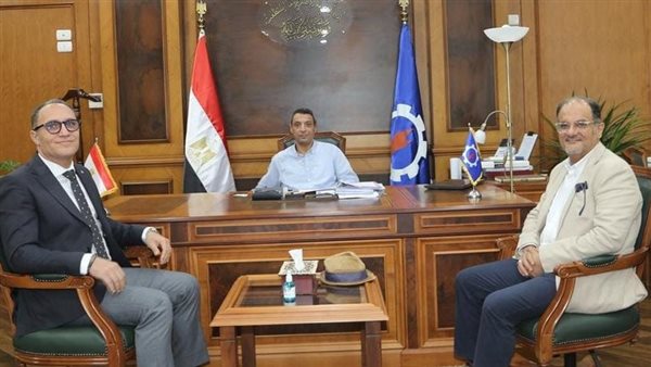 جانب من اجتماع محافظ