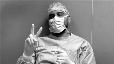 فخر العرب.. من هو الدكتور المصري محمد توفيق الذي أنهكه التعب في غزة؟