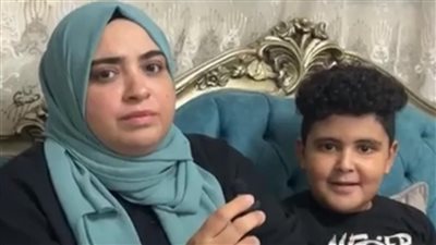 انهيار أم في الإسكندرية بسبب إصابة ابنها بمرض «دوشين»: نناشد بتوفير علاجه قبل فقدانه